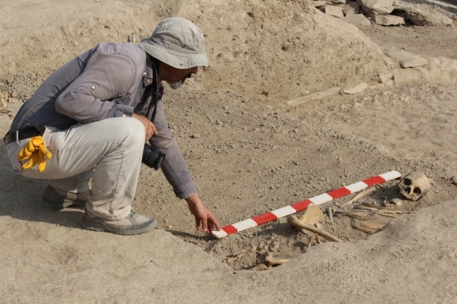 Van Kalesi Höyüğü'nde Urartu kadınlarına ait mezarlar bulundu